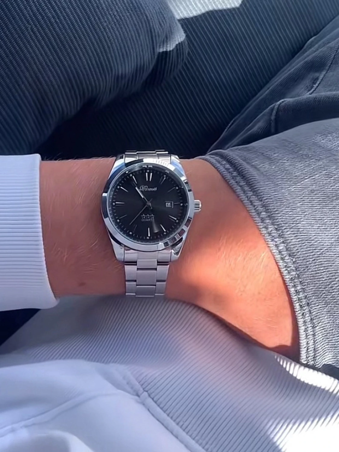 Svart och silver klocka från Doventi  - 2