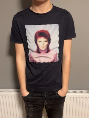 Svart limitato tisha  - Säljer en svart limitato tisha. Skicka 8,5/10 bra utan defekter. Modellen är 181! Skriv vid mer frågor!