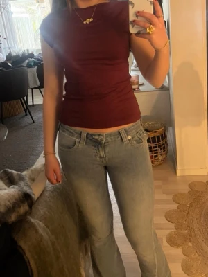 Vinröd tight topp från lager 157 - Säljer en vinröd tight topp med rund halsringning i storlek xs. Säljs eftersom jag inte använder. 