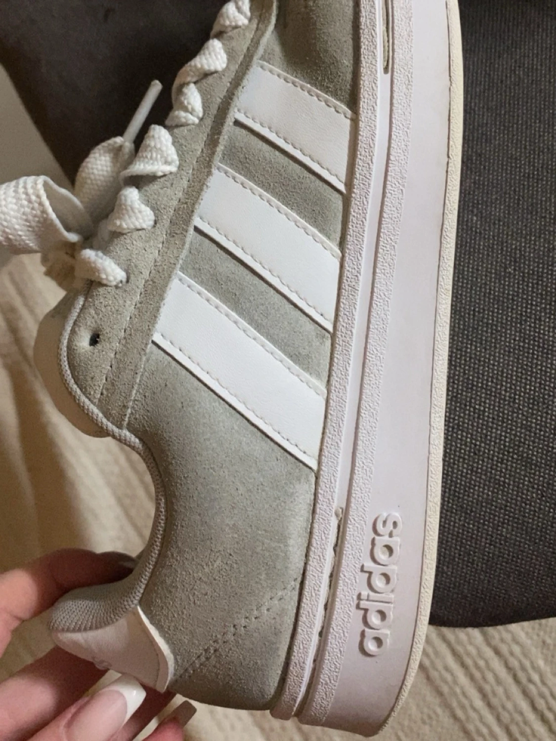 Beige Adidas sneakers med vita detaljer - 2