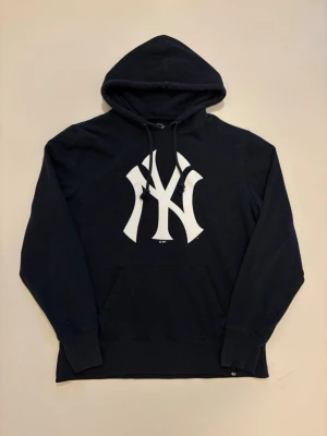 Yankees hoodie - Yankees hoodie med tryck //  Storlek L //  Mycket bra skick //  Skriv vid minsta fråga eller fundering🤝