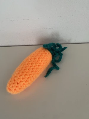 Virkad morot - Egenvirkad morot! Perfekt att ha som dekoration eller i ett litet leksakskök för barn aty leka med🥕👨‍🌾