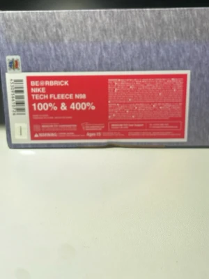 BE@RBRICK x Nike Tech Fleece N98 - Säljer ett BE@RBRICK x Nike Tech Fleece N98 set i 100% & 400% storlek. Figurerna är gråa med detaljer i svart och vitt, klädda i Nike tech fleece-outfit och har spegelblanka ansikten. Perfekt för samlare eller som cool inredningsdetalj.