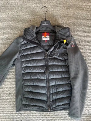 Parajumpers jacka  - Snygg grön parajumpers jacka. Kvitto finns köpt från johnells. Kommer med hängaren också. Svin bra pris och som ny.perfekt som vår/ sommarjacka. Skriv om de behövs mer bilder😃