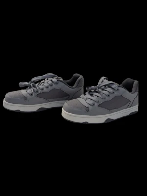 Grå sneakers från Pull&Bear - Snygga sneakers i mycket bra skick, olika grå nyanser med breda, matchande skosnören och vit sula. Skorna har en chunky design och paneler i syntetmaterial. Perfekta för dig som gillar en clean och modern look och är varje dag skor. Ba fråga om ni vill ha mer bilder.