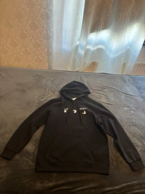  Off-White hoodie - Säljer min Off-White hoodie som är helt oanvänd. Säljer den eftersom den tyvärr är för liten för mig. Bra skick, som ny!