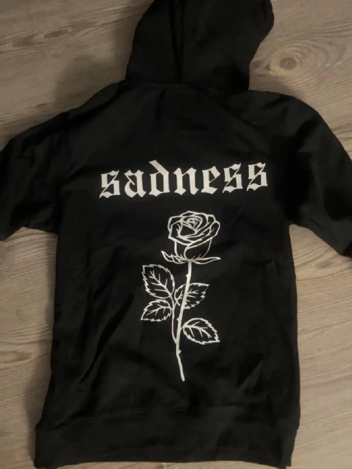 Svart hoodie med ros och text - 1