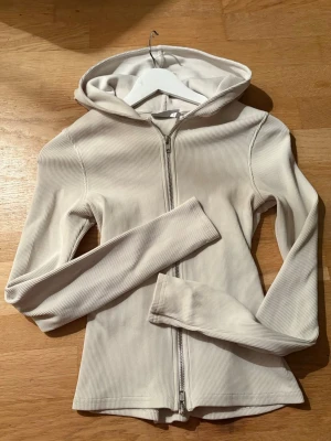 Vit kofta /tröja med luva  - Jag släljen min jätte snygga vita tröja med luva från weekday. 