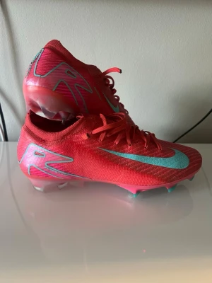 Nike Mercurial Vapor Elite - Säljer ett par Nike Mercurial Vapor 16 Elite i storlek 39. Endast använda två träningar. Ett nytt hål vid snörena då det andra gått sönder men i funkar felfritt. Billigare hittar man inte. Kvitto finns.