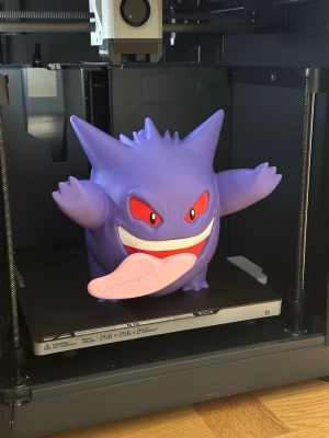 Window Gengar – Premium Samlarfigur - Exklusiv och detaljrik samlarfigur föreställande den ikoniska Pokémon-karaktären Gengar. Denna modell i "Window-utförande" är designad med ett lekfullt uttryck och utsträckt tunga, framtagen för att interagera med sin omgivning på ett unikt sätt. En självklar mittpunkt i varje modern Pokémon-samling eller som en stilren inredningsdetalj i spelrummet.  Modellen har en betydande storlek och tyngd som garanterar en mycket solid och högkvalitativ känsla.  Höjd: 26 cm.  Vikt: Ca 230 gram.