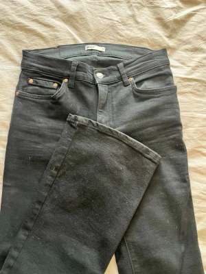 Svarta jeans från Ginatricot  - Säljer ett par svarta jeans från Ginatricot med klassisk femficksmodell och raka ben. 