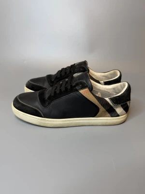Burberry Skor - ‼️VI TAR EJ BYTEN‼️ Burberry sneakers | Skick: 6.5/10 | Storlek 43 EU | ingår enbart skorna vid köp! | Fraktar inom 24H efter köp på köparens bekostnad 📦💨 | Hör av dig vid minsta fråga eller fundering 💭 