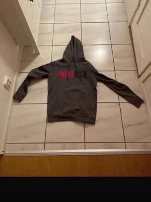 Grå hoodie från Hoodrich XS - Säljer denna snygga hoodrich hoodien i färgen grå, svart och röd. Tröjan är i ett fint sick. Storlek:XS