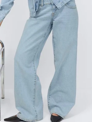 Ljusblå wide lågmidjade jeans  - Säljer ett par ljusblå wide leg jeans från Gina Tricot. Jeansen har hög midja, fem fickor och klassisk dragkedja med knapp. Perfekta till sneakers eller boots för en avslappnad look.