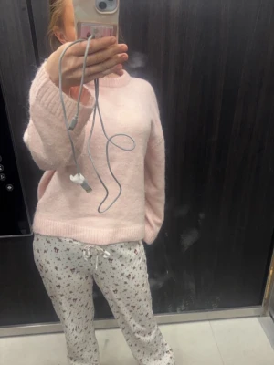 Ljusrosa stickad tröja - Mysig ljusrosa stickad tröja från gina 