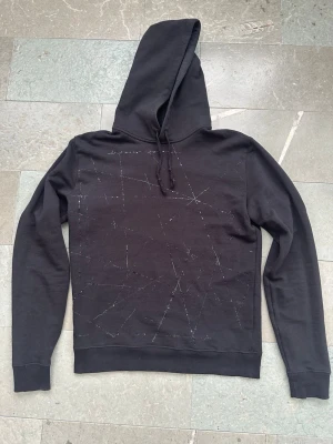 Saint Laurent galaxy hoodie - Säljer en ovanlig svart saint Laurent hoodie! Väldigt bra skick! Kom med prisförslag över 2000!