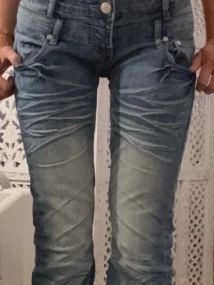 Coola jeans - Snygga coola jeans!!!! Jag har sytt in dom lite mer lågmidjade men inte mycket alls!!! Och om man skulle vilja sprätta upp de så kommer jeansen fof vara hela och snygga!!! Skulle säga att de är storlek xxs/xs