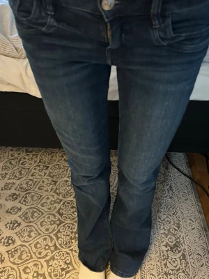 Lågmidjade jeans - Sköna Lågmidjade bootcut jeans 🩷storlek 170/s. Använda en gång bara 