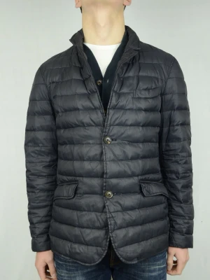 Massimo Dutti dunjacka med innerväst  - MASSIMO DUTTI DUNJACKA MED INNERVÄST Storlek : L Passform : Normal Användning : Jackan är i ett väldigt fint skick utan defekter Nypris : Cirka 1800SEK Modellen på bilden : 182CM och väger 77KG