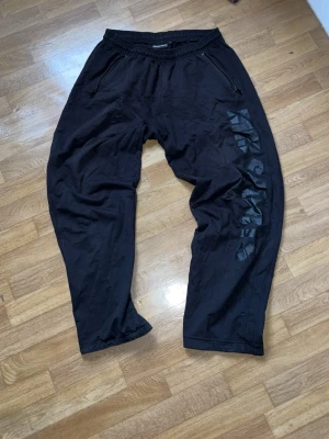 Mm sports gym byxor - Ett par gym byxor i bra skick. Hör av er vid frågor / intresse. Relaxed fit