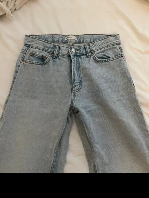 Perfect jeans från ginatricot!  - Säljer mina Perfect jeans i ljusblått, använt några gånger men är i mycket bra skick fortfarande. Dom är low waisted och är straight vid benen. Säljer även ett par likadana i grå. 