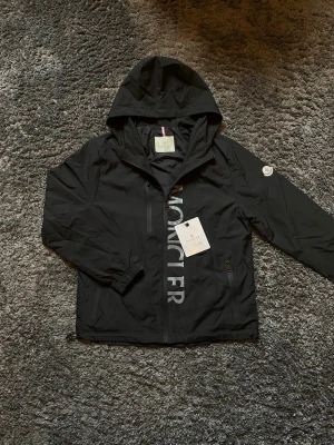 Moncler jacka - Helt ny med prislapp. Skriv för fler bilder eller vid frågor. Längd: 68cm ; Armhåla till armhåla: 52cm