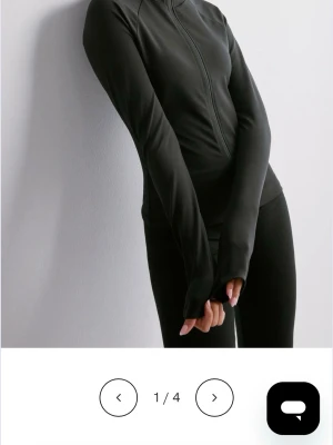 Zip tröja - Säljer denna zip träningtröjan från nelly i storlek S💕💕 i nytt skick!!