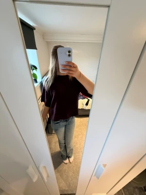 Mörklila loose topp i bomull - Snygg mörklila topp med loose passform och korta ärmar. Tillverkad i mjuk bomull, perfekt för en avslappnad och trendig look. Enkel att matcha med jeans eller kjol för en cool vardagsstil.