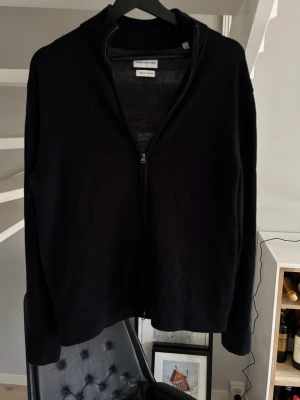 Full zip  - Full zip i merino ull || Märke: These glory days || Strlk M || Riktigt bra skick || Liten defekt längst ner på dragkedjan, inget man märker (skriv för bild) || Bara att skriva vid frågor och funderingar!🙌