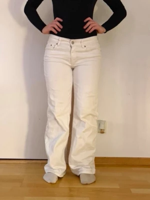 Nelly Jeans  - Raka vita jeans från Nelly 🤍