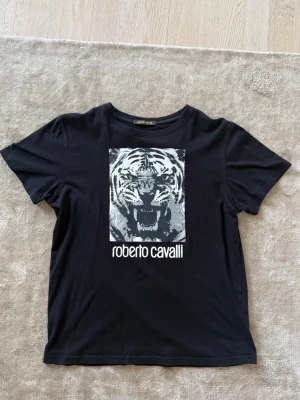 Roberto Cavalli T-shirt - Svart t-shirt från Roberto Cavalli som är riktigt fet. Det är ett exklusivt märke och den ligger på 2800kr retail. Den är i storlek M och bra skick. Bara att skriva vid funderingar mvh Liam😁