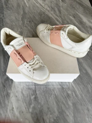 Valentino Open skor - Valentino skor - Jättefint skick - Tillbehör: Valentino kort - Nypris: 6000kr - TrendWardrobe