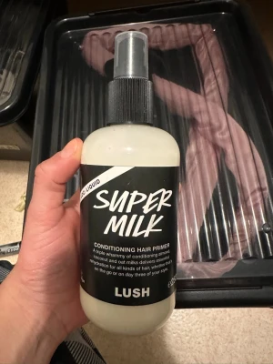 Lush Super Milk Conditioning Hair Primer - Super Milk Conditioning Hair Primer från Lush är en mjölkvit spray med kokos- och havremjölk som ger extra fukt till alla hårtyper. Kommer i en plastflaska med svart etikett och spraymunstycke. Perfekt för att förbereda håret innan styling.