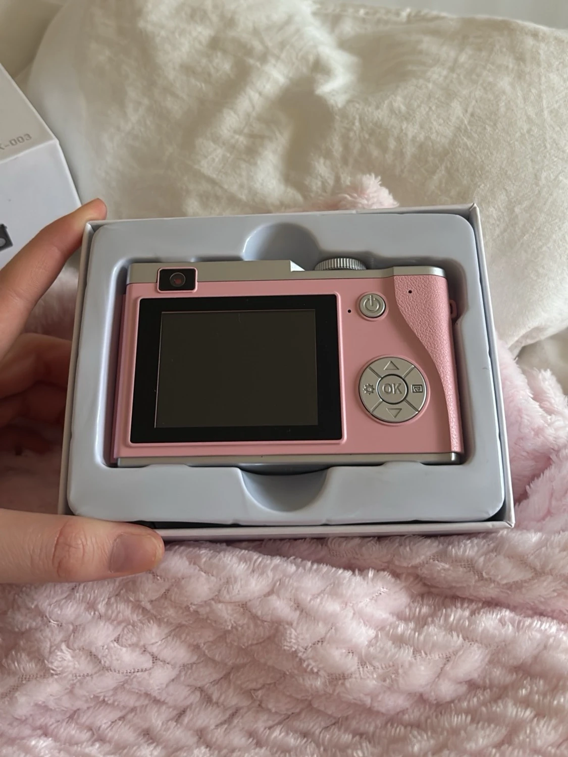 Rosa digitalkamera med HD-lins
