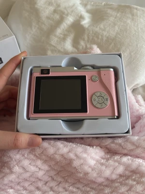 Rosa digitalkamera med HD-lins - Rosa digital kamera. Köpt på Shein för 300kr någonstans. Minneskort och sånt ingår som jag tagit bild på. ”Kamera+ 32G minneskort.” Oanvänd då jag fick en polorrid kamera.