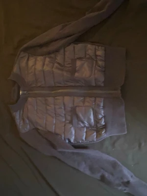 Svart quiltad cardigan med dragkedja - Snygg svart cardiganjacka med quiltat framstycke och dragkedja. Jackan har långa ärmar i mjukt tyg och två fickor framtill. Perfekt för lager på lager och ger en sportig look. Kan sänka priset💓💓