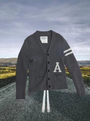 Abercombie and Fitch Cardigan - Säljer denna feta Abercombie and Fitch cardigan! Storlek M                                                 Skriv ifall du har några frågor eller funderingar! 