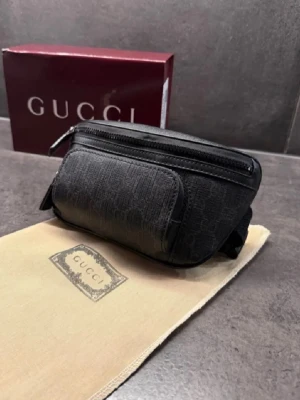 Gucci midja väska  - Gucci väska hos oss på. Steelo marknad 