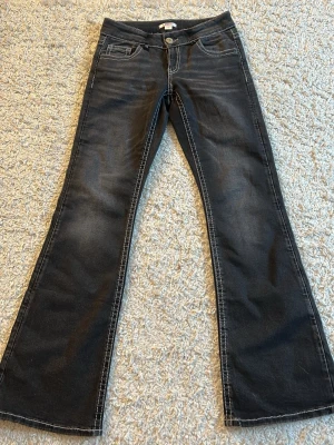 Svarta bootcut jeans med broderade fickor - Hej, jag säljer mina svarta/mörkgråa jeans från Gina tricot. Eftersom dom inte kommer till användning. Har använt en gång. Har oxå klippt bort skärprämmarna (som man ser på sista bilden).
