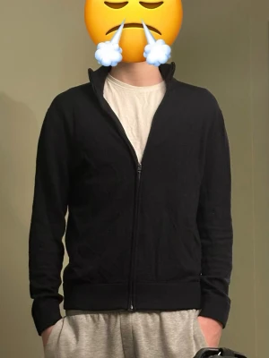 Marinblå ziptröja - These Glory Days - 100% merinoull - Stilren svart ziptröja från These Glory Days i 100% merinoull. Nypris: 1099kr.