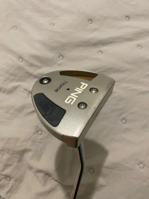 Ping Nome Putter - Säljer en Ping Nome putter, en känd klubban är designad för maximal förlåtelse med extreme hög MOI tack hare tungsten viktning i sulan. Perfekt för dig som vill ha raka puttar och bra feedback även på miss.   Huvud vikt 355 g tung och stabil  Högerhänt  Grep är Odyssey i topp condition