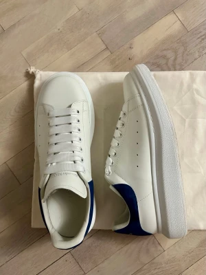 Alexander McQueen sneakers - Säljer nu dessa riktigt snygga Alexander McQueen sneakers i en stilren färg (nypris ca 6 500 kr). Skorna är använda ett par gånger och är i väldigt bra skick. Riktigt bekväma och stilrena.  Dustbag medföljer. Hör gärna av er vid övriga frågor. Priset är ej satt i sten.