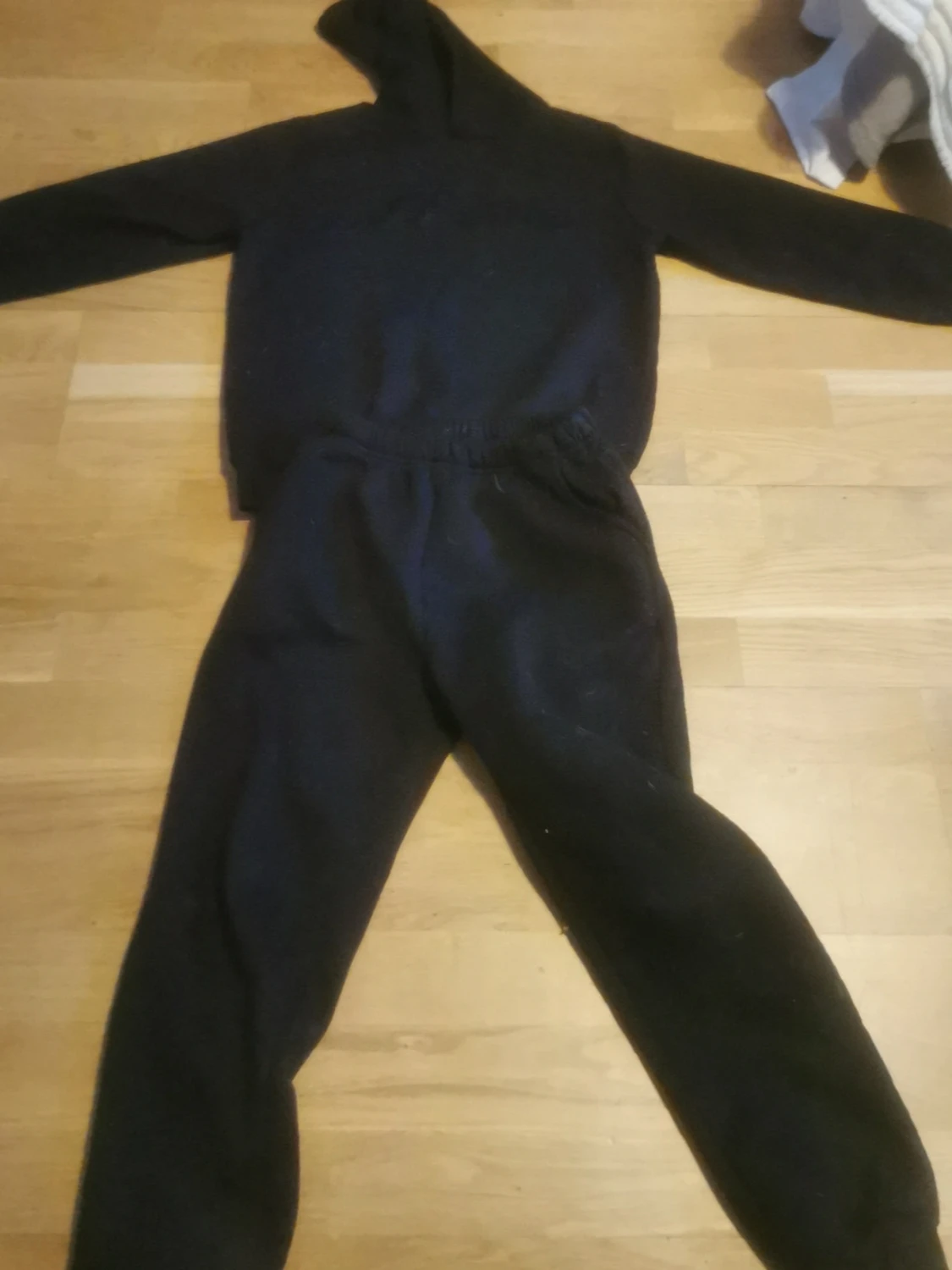 Svart mjuk loungewear-set med huva