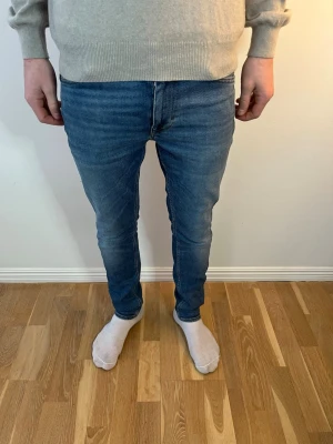 Tiger of Sweden evolve jeans  - Sjukt feta tiger of Sweden jeans i den populära modellen evolve. Jeansen är i dunder skick och har använts några få gånger. De är i storlek 29/30 och modellen på bilden är 175 och väger 62kg. Hör av dig vid minsta fråga eller fundering!