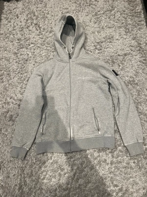 Ice Zip Hoodie Said Racing  - Säljer en Sail Racing hoodie i i princip oanvänd, inga tecken på användning. Köpt på Länna Sport.  Nypris: ca 1 500 kr Skick: som ny Storlek: uppskattad XS/S (se mått nedan)  Mått: – Bröstbredd: 51 cm – Längd: 60 cm – Ärmlängd: 75 cm  Pris: ej fast, vid snabb och smidig affär 👍  Vid frågor eller funderingar – skriv bara!