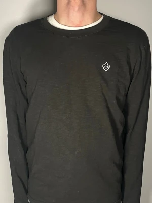 Morris tröja - Säljer en riktigt snygg och trendig Morris tröja i fint skick, storlek M, vid frågor är det bara att skriva //Gramenti