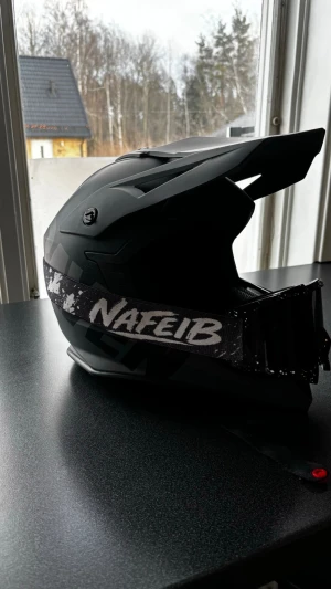 Raven Crosshjälm - Tja! Säljer nu denna raven crosshjälm i storlek medium, den är nästintill sprillans ny har bara använt i ca 3 månader. Inga repor eller skrap vad jag vet men kan kolla över ifall de så önskas.