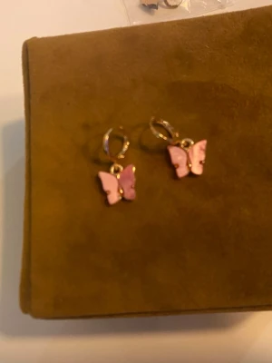 Fjärilar Örhängen  - Hej ny , 39kr/par 