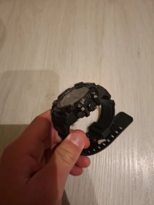 Svart digital sportklocka - Digital sportklocka i svart med robust design och flera knappar runt urtavlan. Klockan har digital display, gummiband och funktioner som datum, alarm, lysande läge och stoppur. Vattentålig upp till 30 meter. Perfekt för dig som gillar en sportig och praktisk stil. Priset är självklart diskuterbart