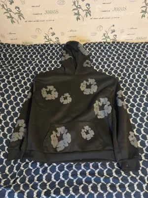 Denim Tears Hoodie - En svart denim Tears helt ny i storlek L och mycket skön. Har ni frågor ställ de i dm angången pris osv. Är ni intresserade av båda kan ni får de för 1000kr. Alltså den gråa och svarta tsm!